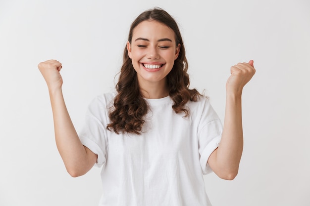 Retrato de una mujer morena casual joven feliz