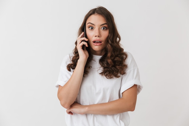 Retrato de una mujer morena casual joven sorprendida