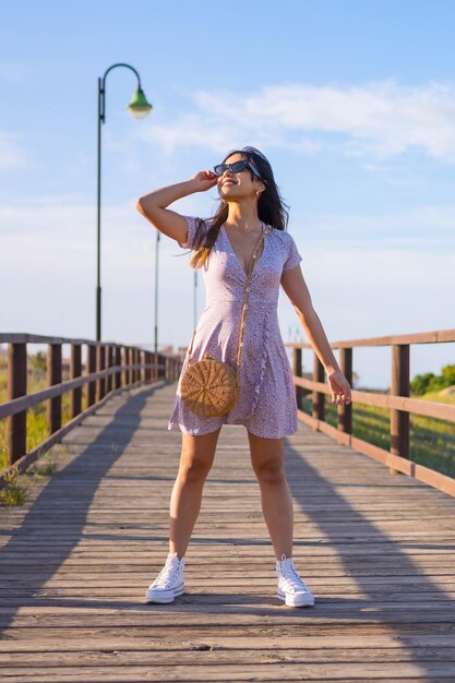 Retrato de mujer morena caucásica en la playa en vacaciones de verano junto al mar