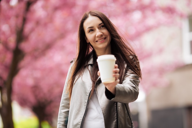 Retrato de una mujer morena con cerezos japoneses