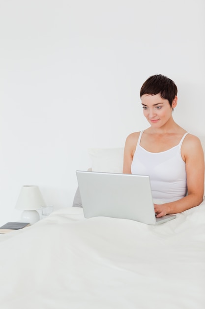 Retrato de una mujer morena con una computadora portátil