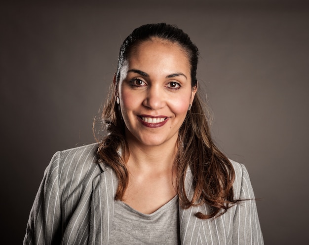 Retrato de mujer morena feliz sonriendo