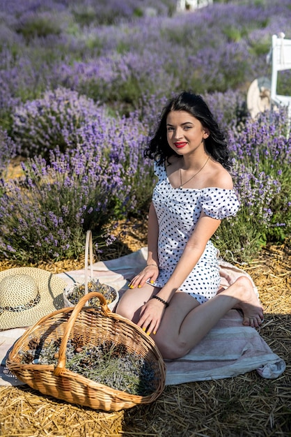 Retrato de mujer morena joven y encantadora