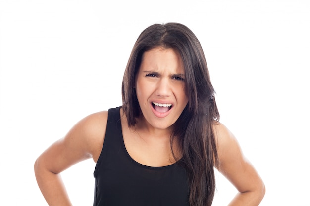 Foto retrato de mujer morena joven enojada gritando