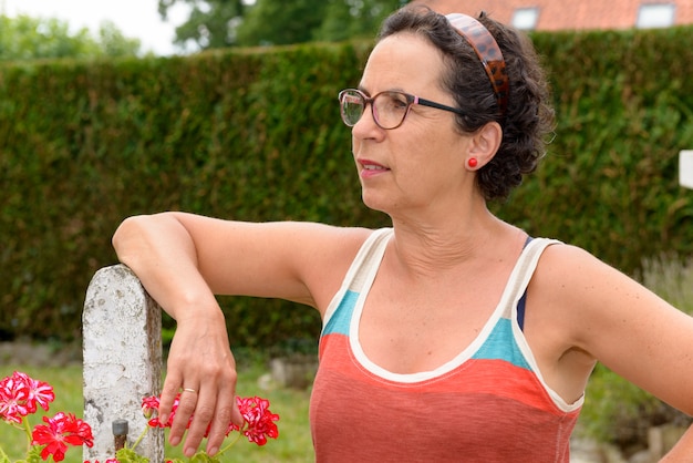 Retrato de una mujer morena de mediana edad con anteojos