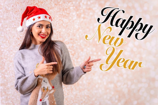 Retrato de mujer morena en navidad navidad y feliz año nuevo suéter gris fiesta de fin de año