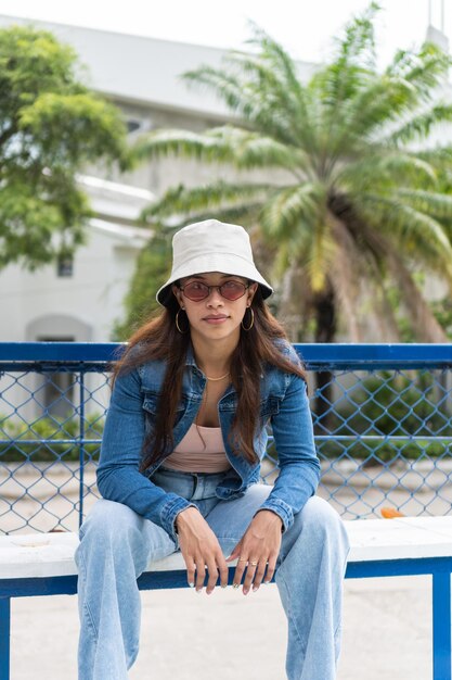 Retrato de mujer morena en el parque