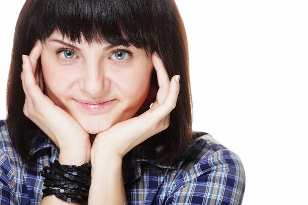 Retrato de una mujer morena sonriente