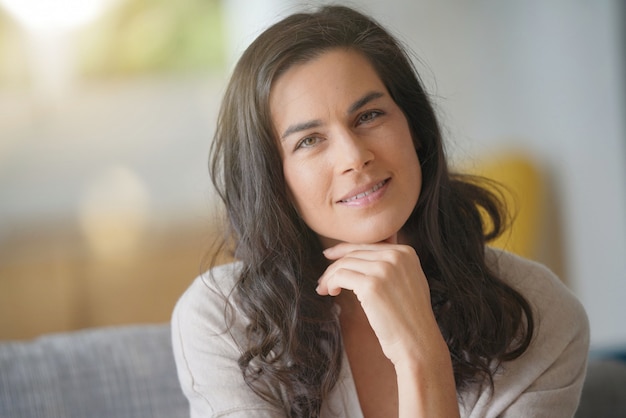 Retrato de mujer morena sonriente