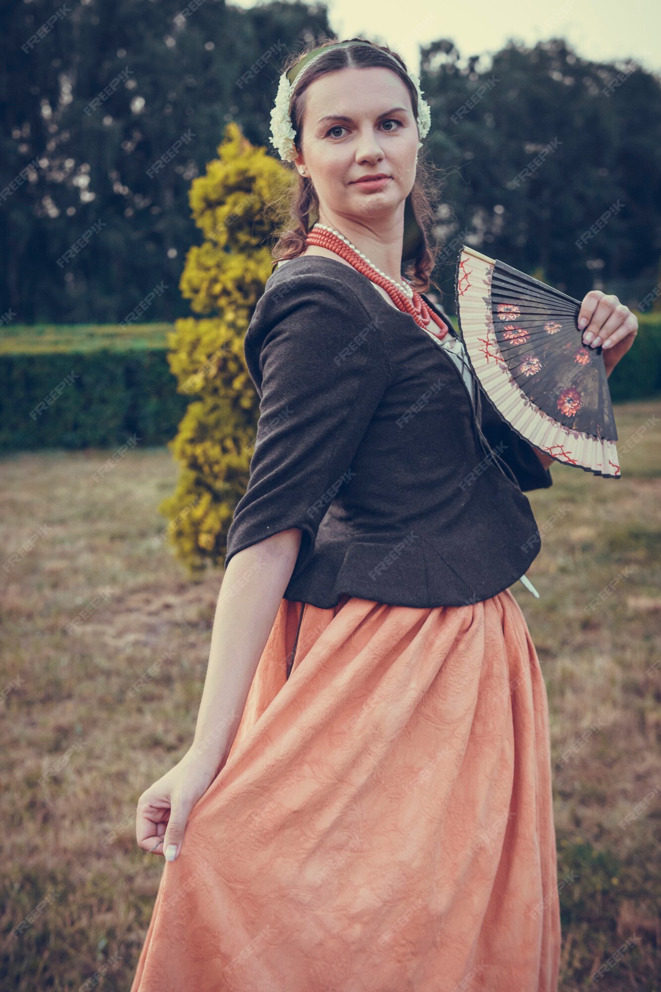 Retrato de mujer morena vestida con ropa barroca histórica con peinado de  moda antigua, al aire libre. vestido medieval de clase media | Foto Premium