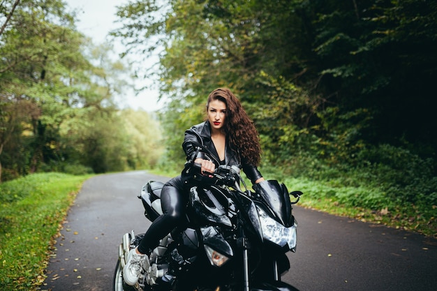 retrato mujer con una motocicleta