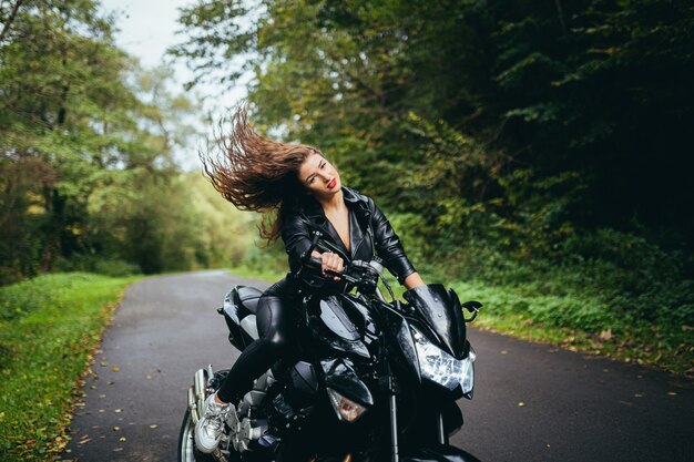 Foto retrato mujer con una motocicleta