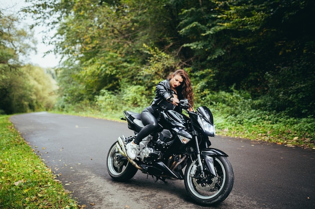 retrato mujer con una motocicleta