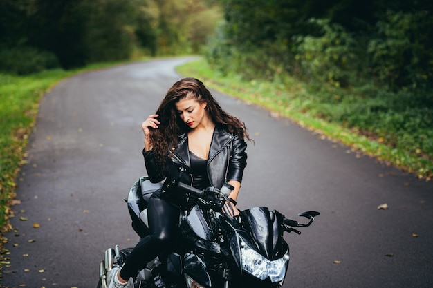 retrato mujer con una motocicleta