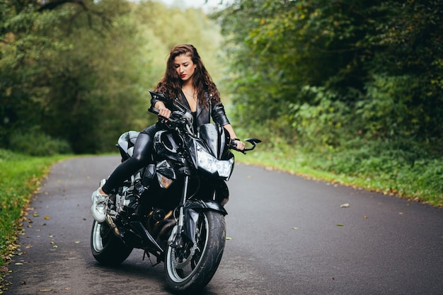 retrato mujer con una motocicleta
