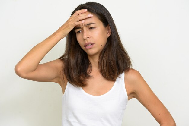 Retrato de mujer multiétnica estresada recibiendo malas noticias