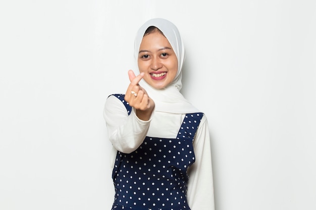 Retrato de mujer musulmana asiática con hijab mostrando el signo del corazón