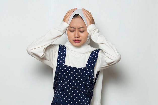 Retrato de mujer musulmana enferma estresada con dolor de cabeza mujer enferma sufre de vértigo mareos
