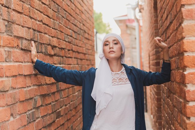 Retrato de una mujer musulmana posando al aire libre. Concepto femenino islámico moderno