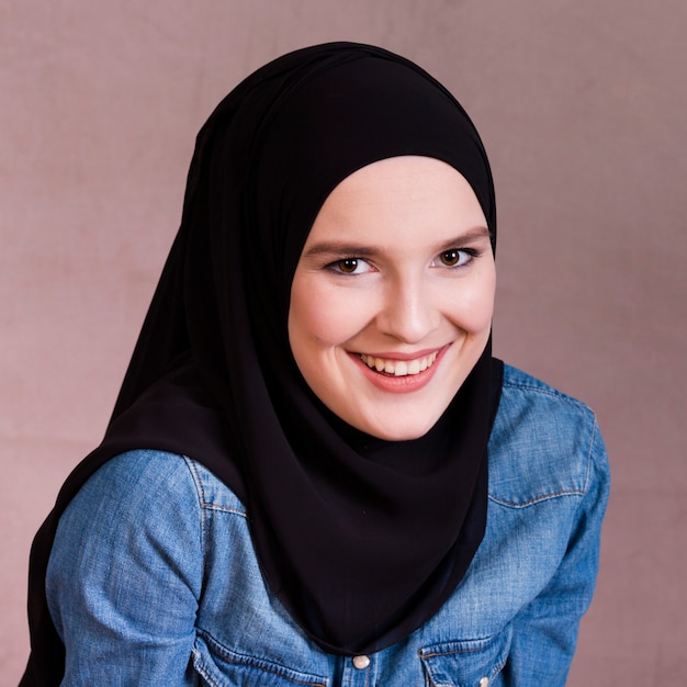 Foto retrato de una mujer musulmana sonriente bonita sobre fondo