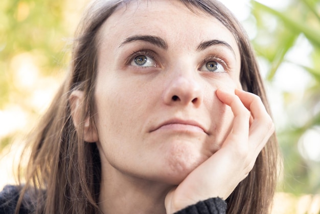 Foto retrato de una mujer muy aburrida