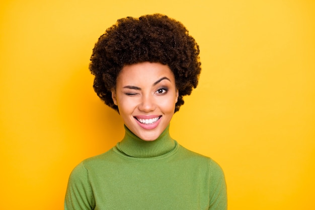 Retrato de mujer muy agradable positiva alegre sonrisa con dientes parpadeando guiñando un ojo.