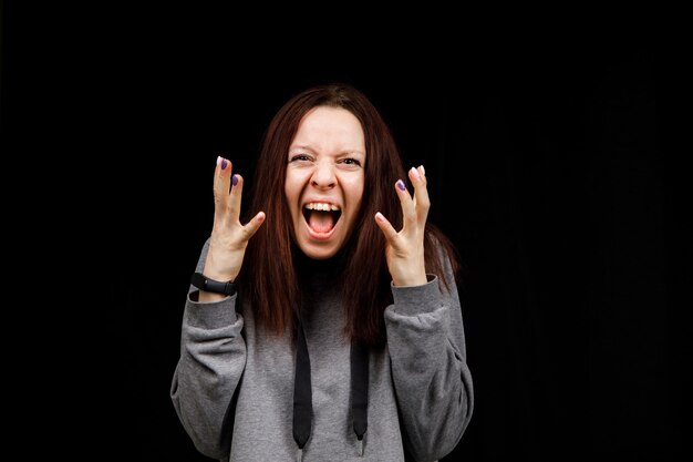 Foto retrato de mujer muy enojada