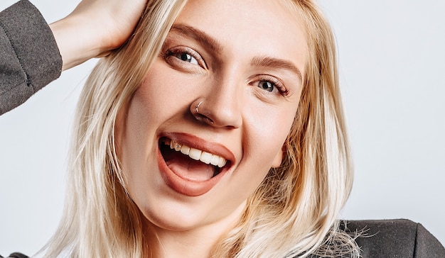 Retrato de una mujer muy sonriente