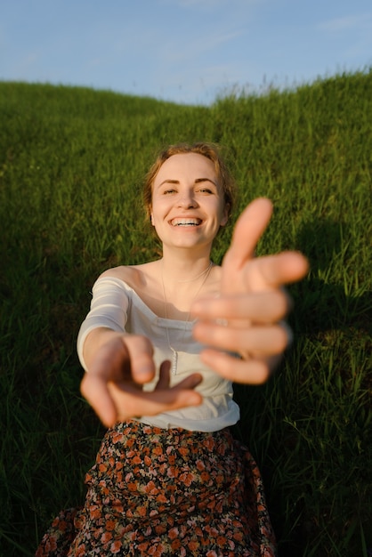 Foto retrato mujer en la naturaleza