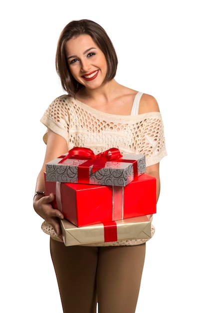 Retrato de mujer de Navidad con regalo de Navidad. Sonriente, mujer feliz