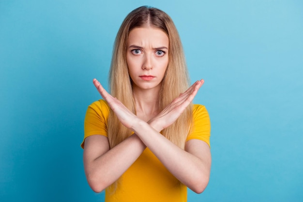 Retrato de mujer negativa triste mostrar gesto de parada usar camiseta aislada sobre fondo de color azul