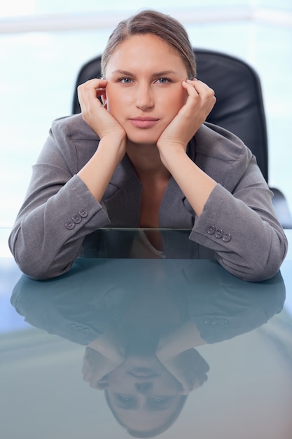 Retrato de una mujer de negocios aburrida