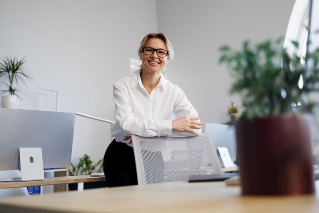 Retrato de una mujer de negocios adulta feliz interior