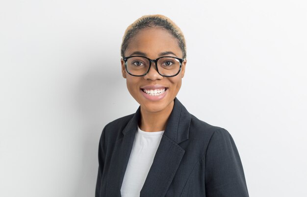 Retrato de una mujer de negocios afroamericana sonriente.