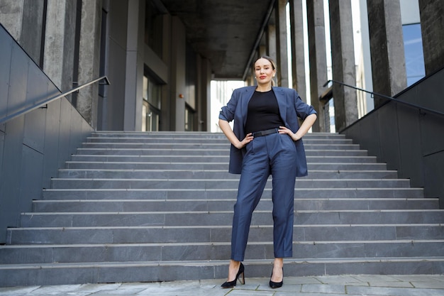 retrato, de, un, mujer de negocios, aire libre