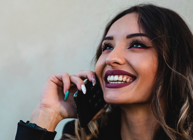 Retrato de mujer de negocios al aire libre con teléfono móvil. Primer plano, de, morena, niña