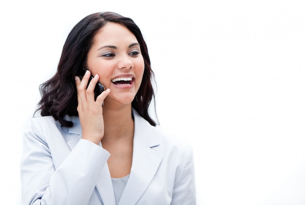 Retrato de una mujer de negocios alegre llamando