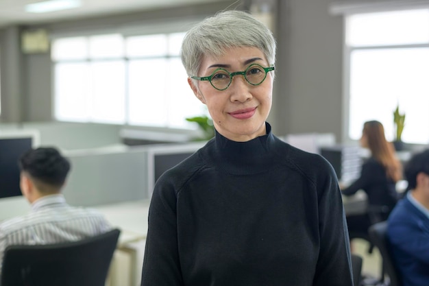 Retrato de mujer de negocios asiática está sonriendo en la oficina