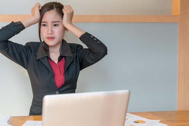 Foto retrato de mujer de negocios asiática joven sintiendo estrés del trabajo