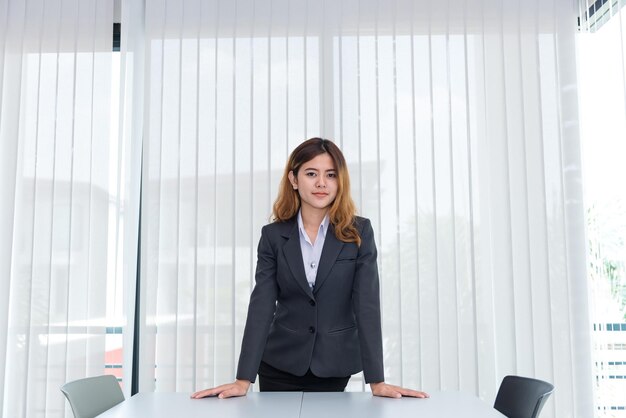 Retrato de una mujer de negocios asiática moderna en la oficina.