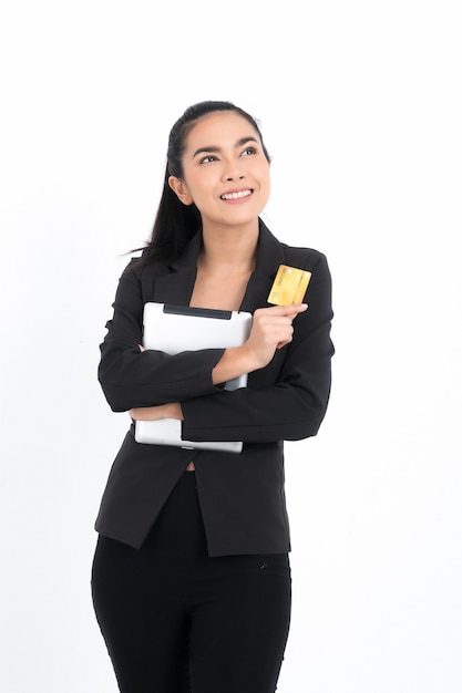 Retrato de mujer de negocios asiática con tarjeta de crédito y documentos en mano