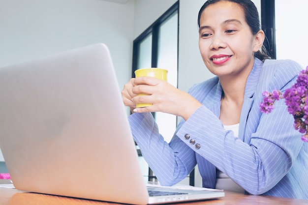 Retrato de mujer de negocios asiática trabajando en oficina