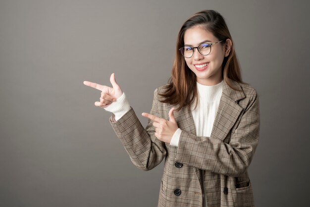 Retrato de mujer de negocios atractiva en estudio