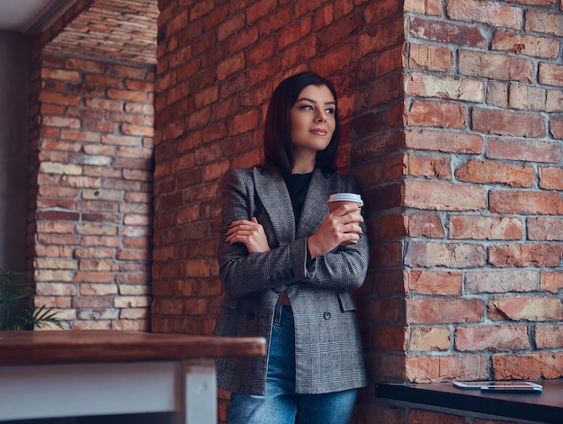 Retrato de una mujer de negocios de belleza sostiene una taza de café matutino