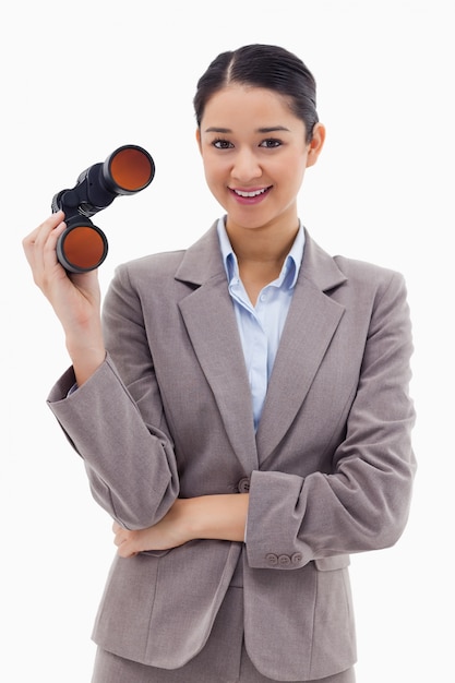 Retrato de una mujer de negocios con binoculares