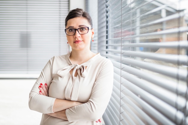 Retrato de una mujer de negocios con los brazos cruzados