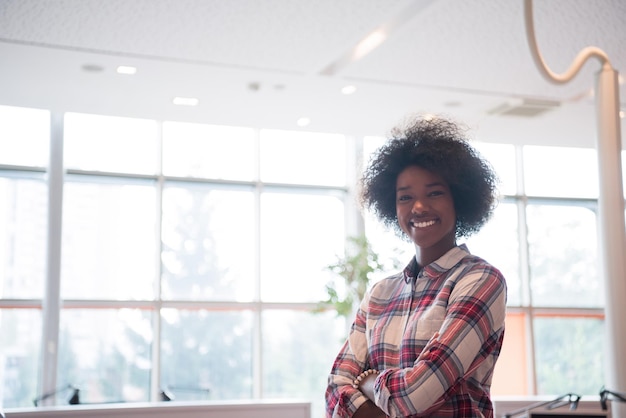 Retrato de una mujer de negocios casual afroamericana joven en una oficina moderna