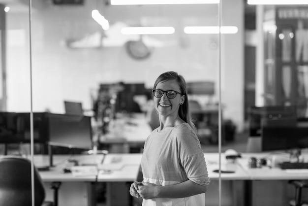 Foto retrato de una mujer de negocios casual en su moderno interior de oficina de negocios