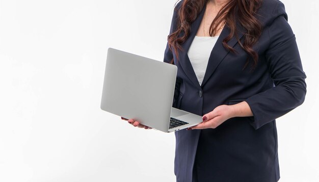 Foto retrato de una mujer de negocios con una computadora portátil de plata en la oficina aislada