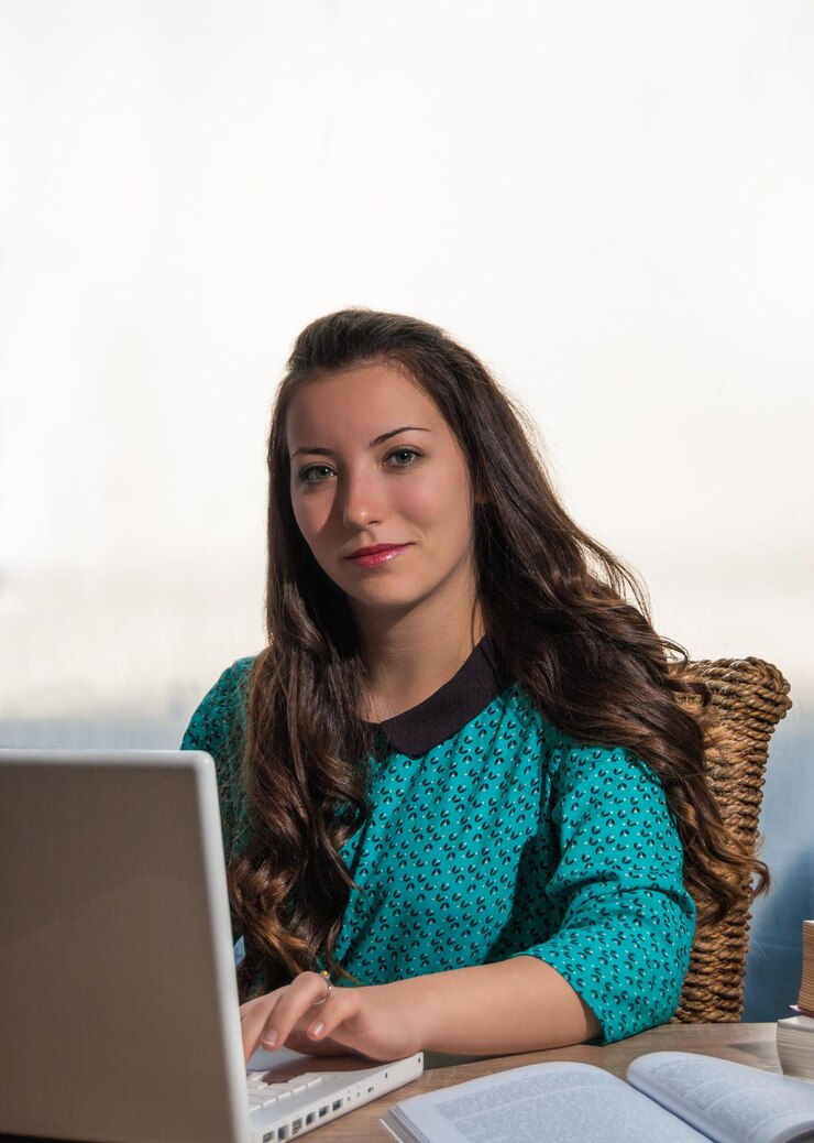 Foto retrato de una mujer de negocios confiada usando una laptop en la oficina